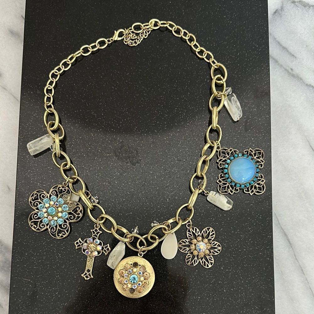 Gold tone Charm Necklace with Cristals and lock it charm - Picture 5 of 13